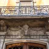 L�ingresso � incorniciato da paraste in marmo decorate con bassorilievi floreali...